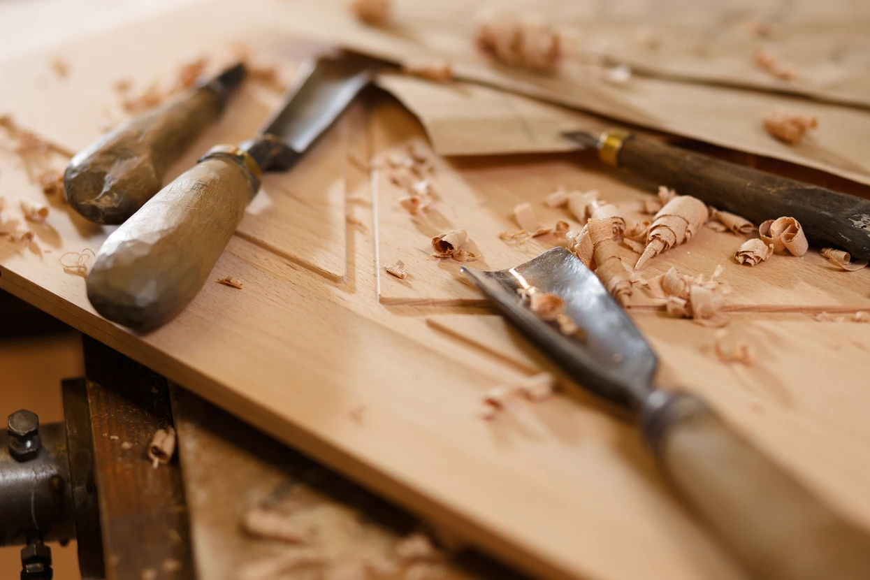 Atelier de menuiserie avec établi en bois massif