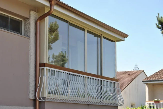Véranda moderne attenante à maison contemporaine blanche, terrasse pavée