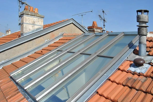 Terrasse extérieure d'une maison moderne avec véranda vitrée panoramique