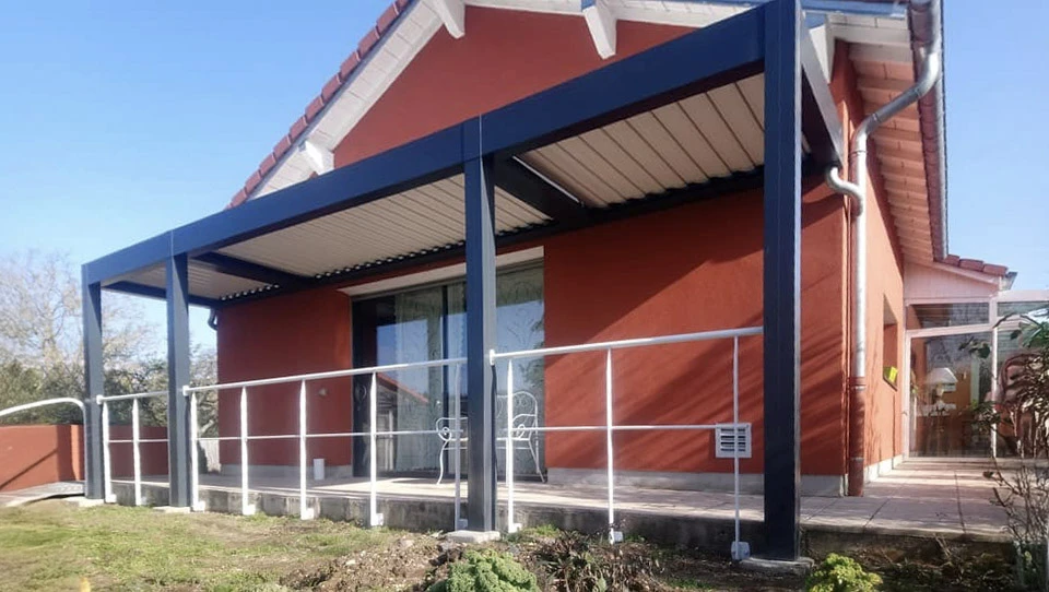 Véranda moderne attenante à maison contemporaine blanche, terrasse pavée