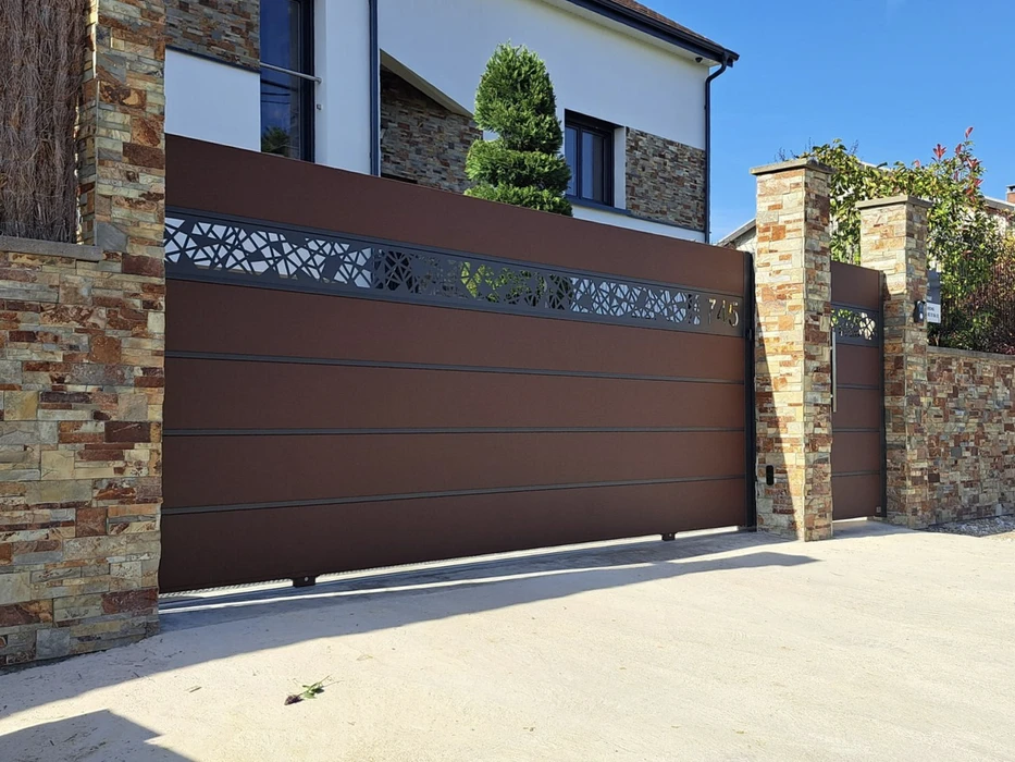Véranda moderne attenante à maison contemporaine blanche, terrasse pavée