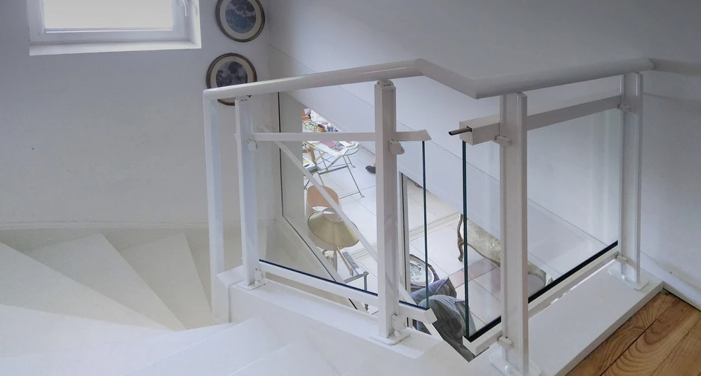 Terrasse extérieure résidentielle avec pergola moderne à structure métallique rouge