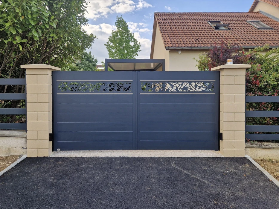 Terrasse extérieure résidentielle avec pergola moderne à structure métallique rouge