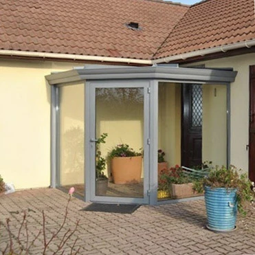 Véranda moderne attenante à maison contemporaine blanche, terrasse pavée