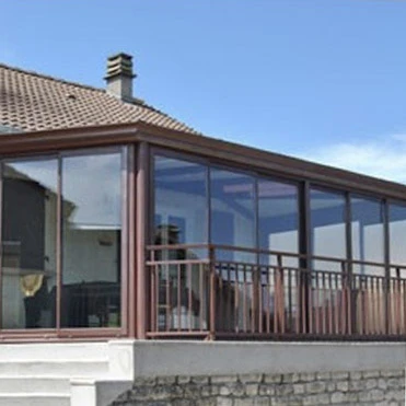 Terrasse extérieure en bois avec planches disposées en courbe autour d'une maison moderne à bardage blanc