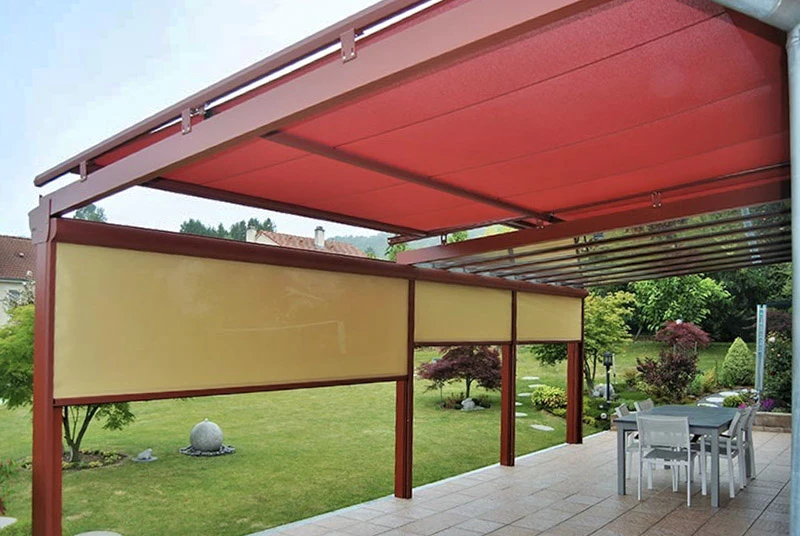 Clôture résidentielle moderne avec portillon et panneau installé dans un environnement pavillonnaire