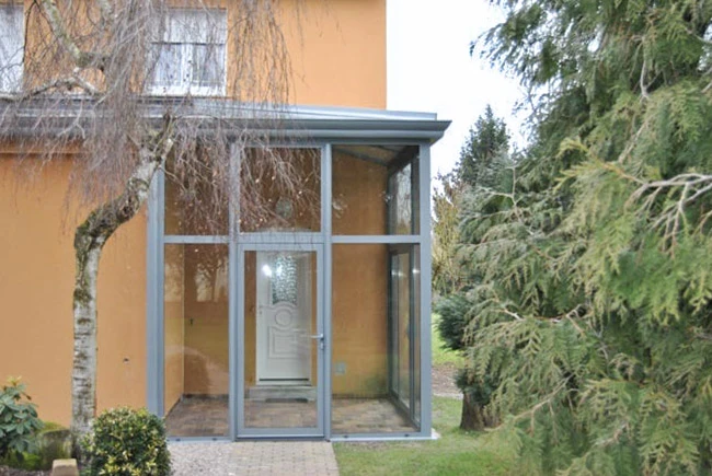 Extérieur résidentiel avec portail d'entrée moderne en aluminium anthracite