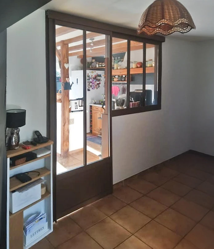 Portail résidentiel en aluminium anthracite avec portillon assorti, installé sur muret en pierre naturelle