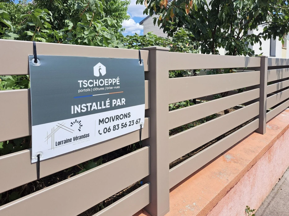 Intérieur résidentiel moderne avec cloison vitrée type verrière d'atelier séparant cuisine et salon