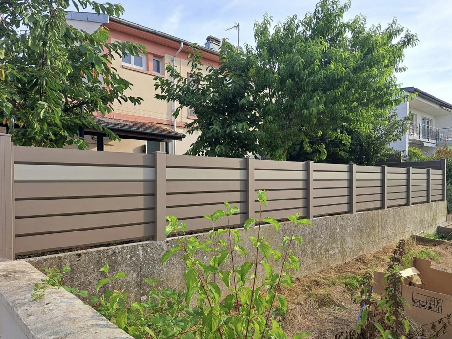 Entrée résidentielle moderne avec portail coulissant automatique et portillon assortis