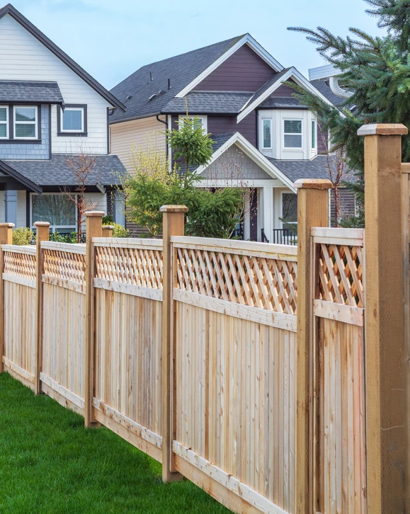 Machine industrielle de découpe laser en fonctionnement sur métal, projection d'étincelles dorées brillantes