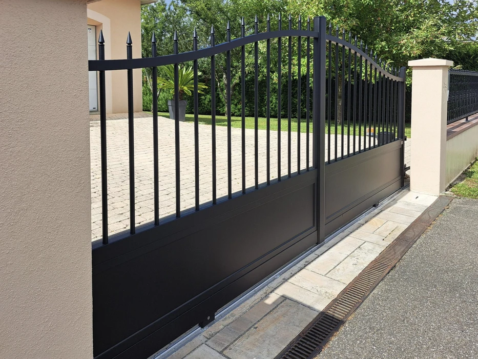 Entrée résidentielle extérieure avec portail battant automatisé anthracite