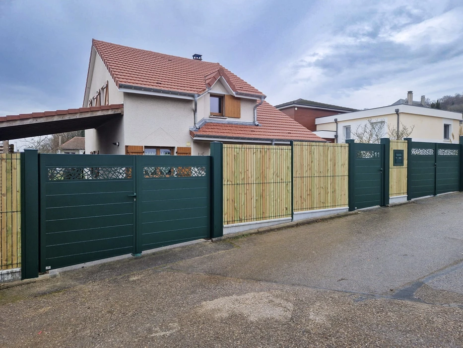 Portail coulissant automatique résidentiel avec portillon piéton intégré, installé devant maison contemporaine