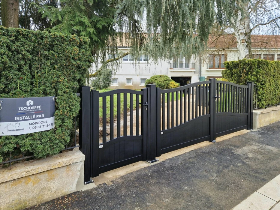 Entrée résidentielle extérieure avec portail battant automatisé anthracite