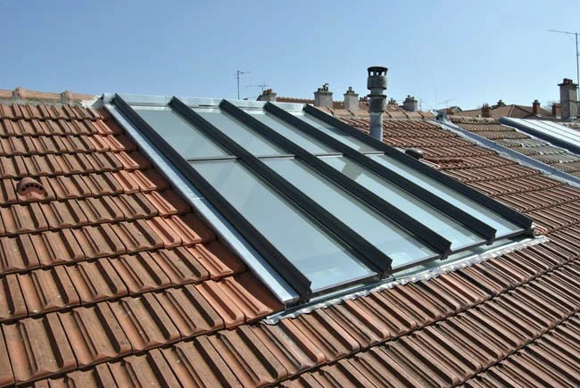 Divers échantillons de profil en aluminium sur le support