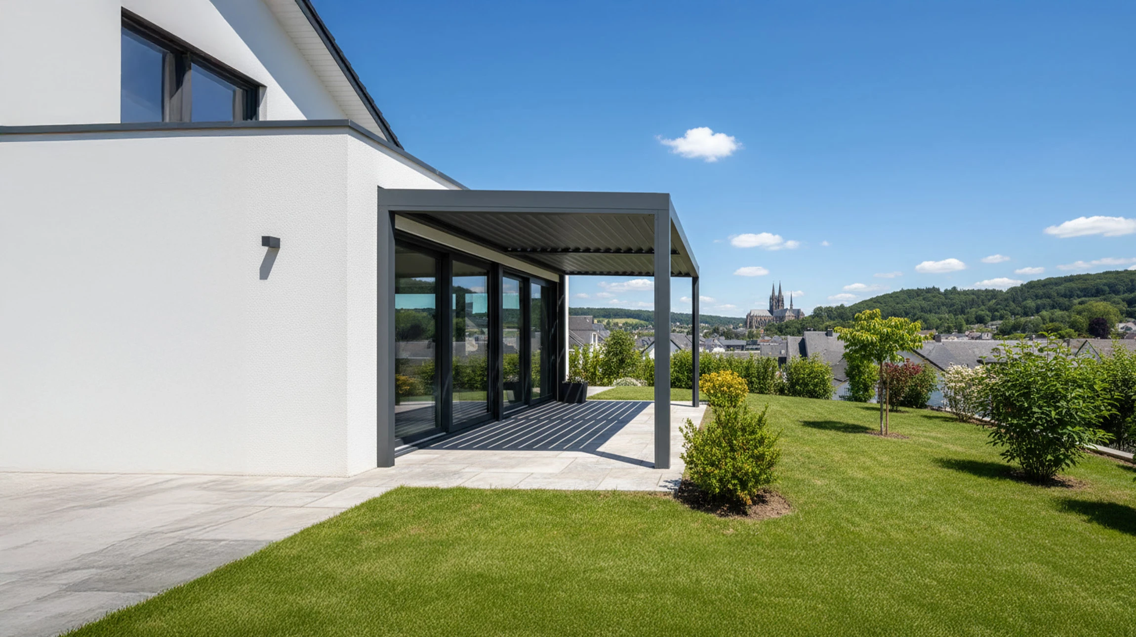 Terrasse de toit moderne avec salon de jardin en résine tressée sous pergola bioclimatique à lames orientables