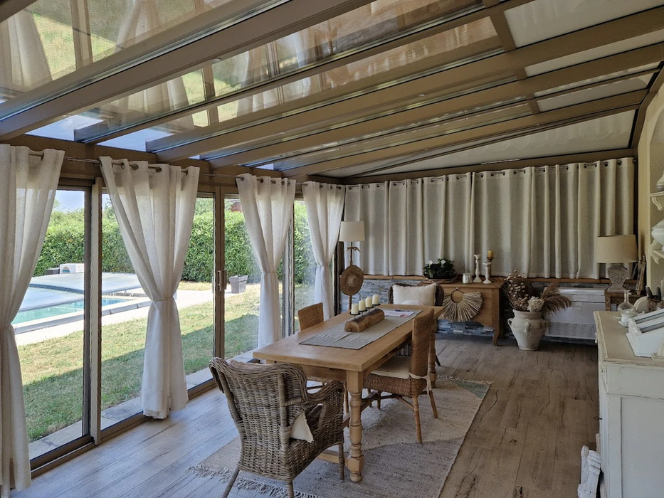 Toiture moderne avec verrières inclinées et structure métallique grise