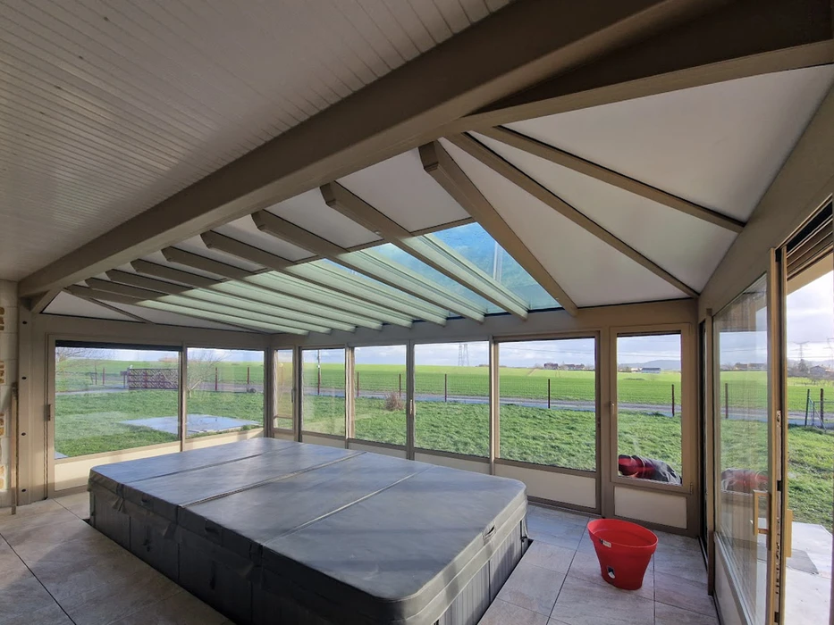 Toiture moderne avec verrières inclinées et structure métallique grise