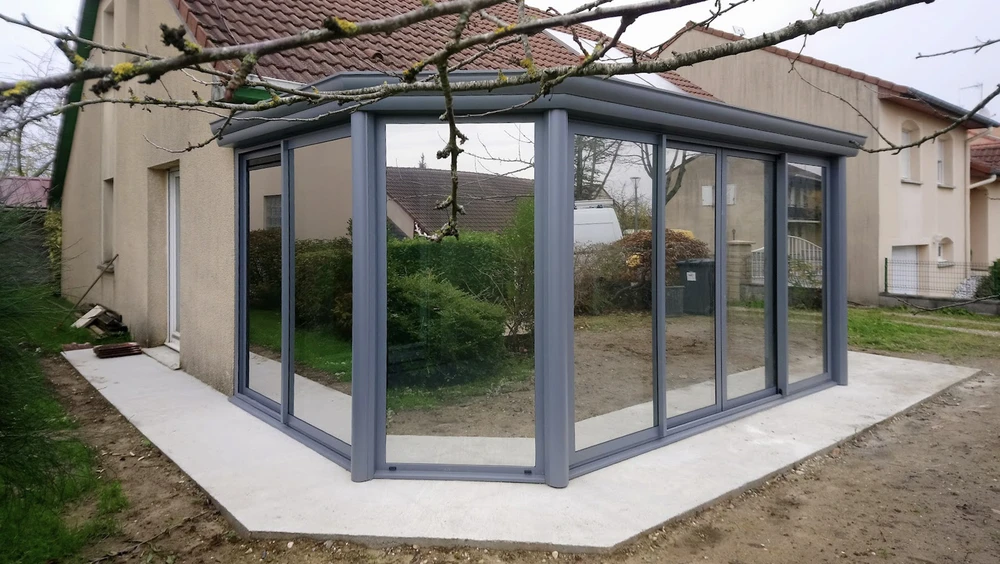 Toiture moderne avec verrières inclinées et structure métallique grise