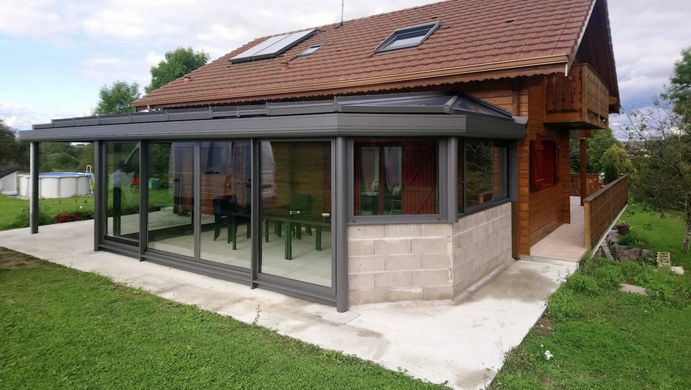 Toiture moderne avec verrières inclinées et structure métallique grise