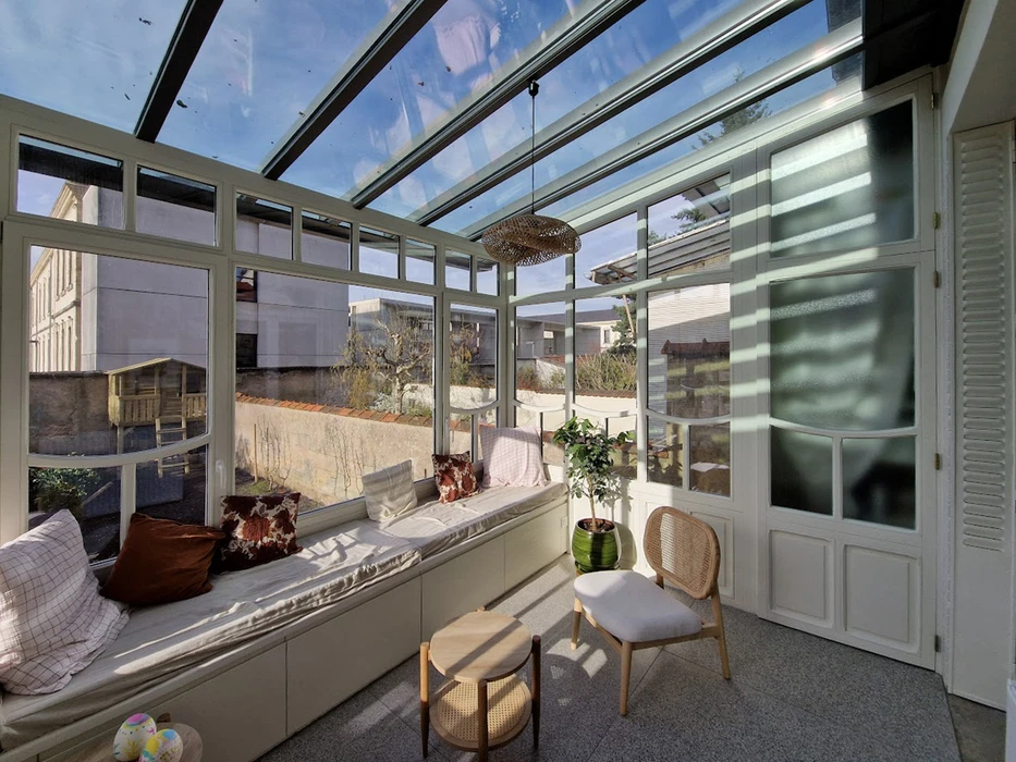 Toiture moderne avec verrières inclinées et structure métallique grise