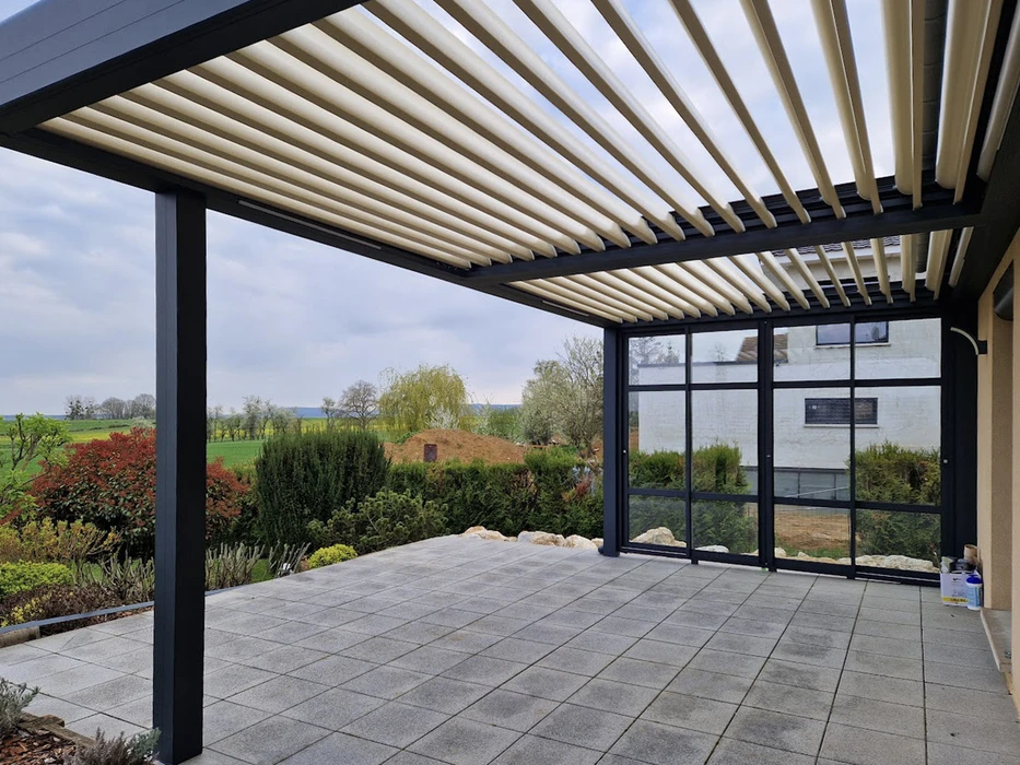 Clôture résidentielle moderne avec portillon et panneau installé dans un environnement pavillonnaire