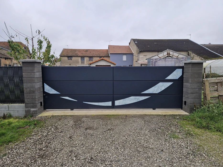 Scène extérieure résidentielle avec portail coulissant moderne en aluminium anthracite intégrant un motif décoratif ajouré