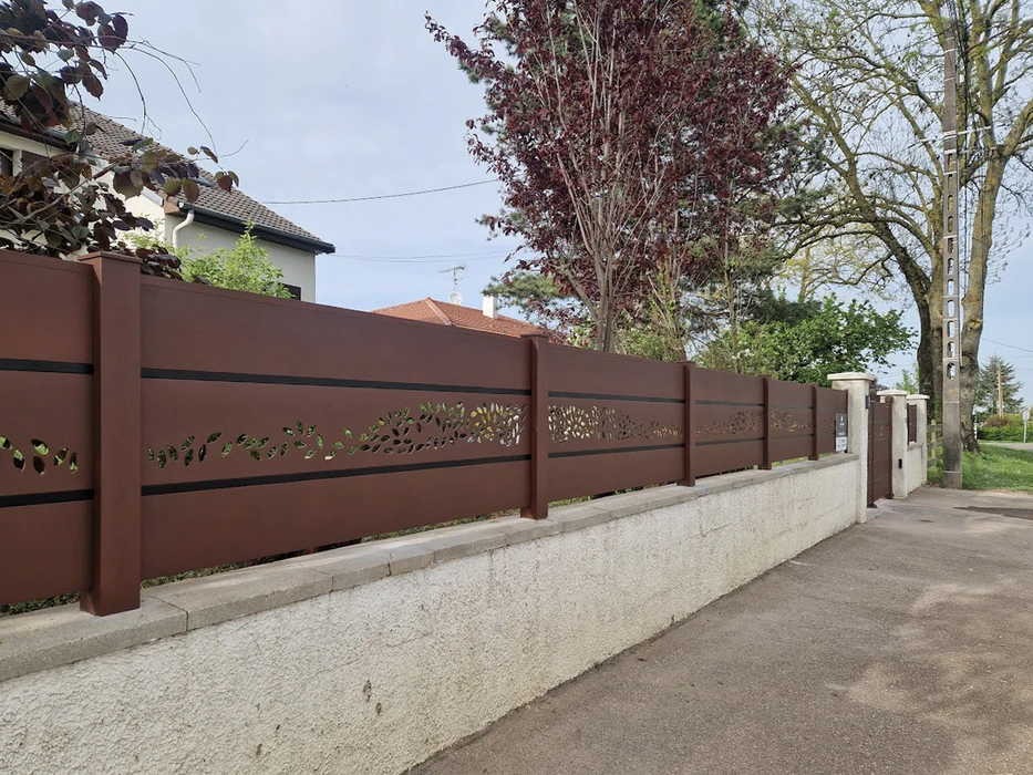 Clôture résidentielle moderne avec portail automatique coulissant gris anthracite, piliers en pierre naturelle beige, muret bas assorti