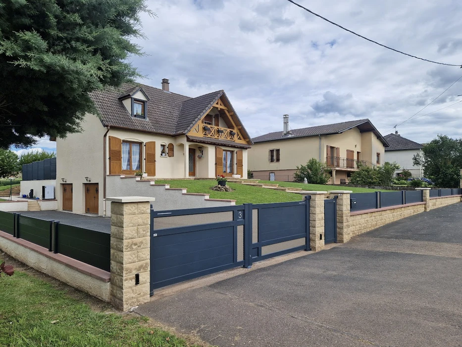 Entrée résidentielle moderne avec portail coulissant automatique et portillon assortis