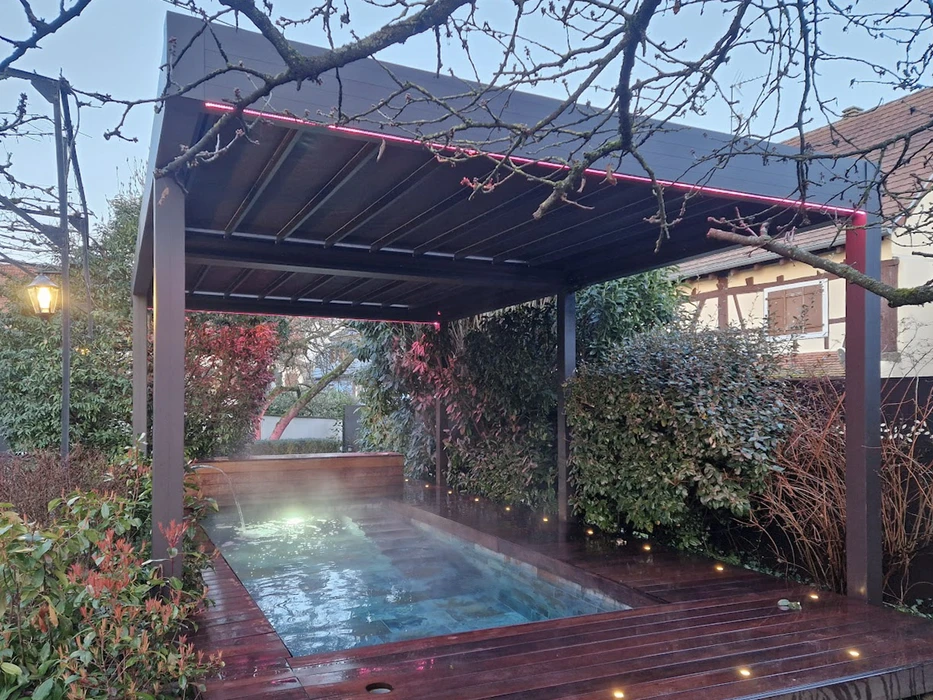 Véranda moderne attenante à maison contemporaine blanche, terrasse pavée