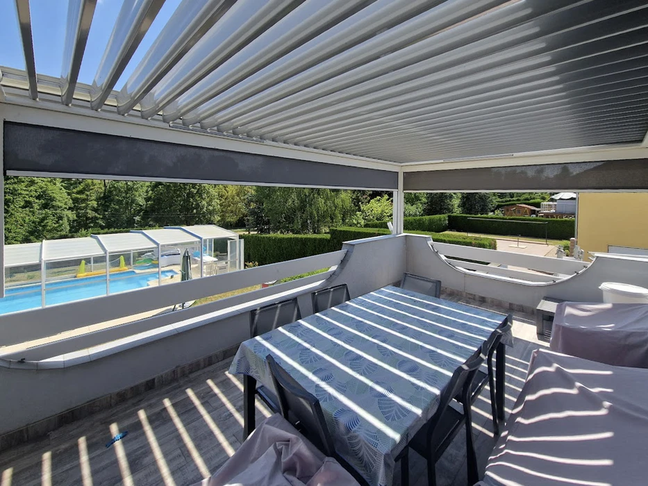 Véranda moderne attenante à maison contemporaine blanche, terrasse pavée